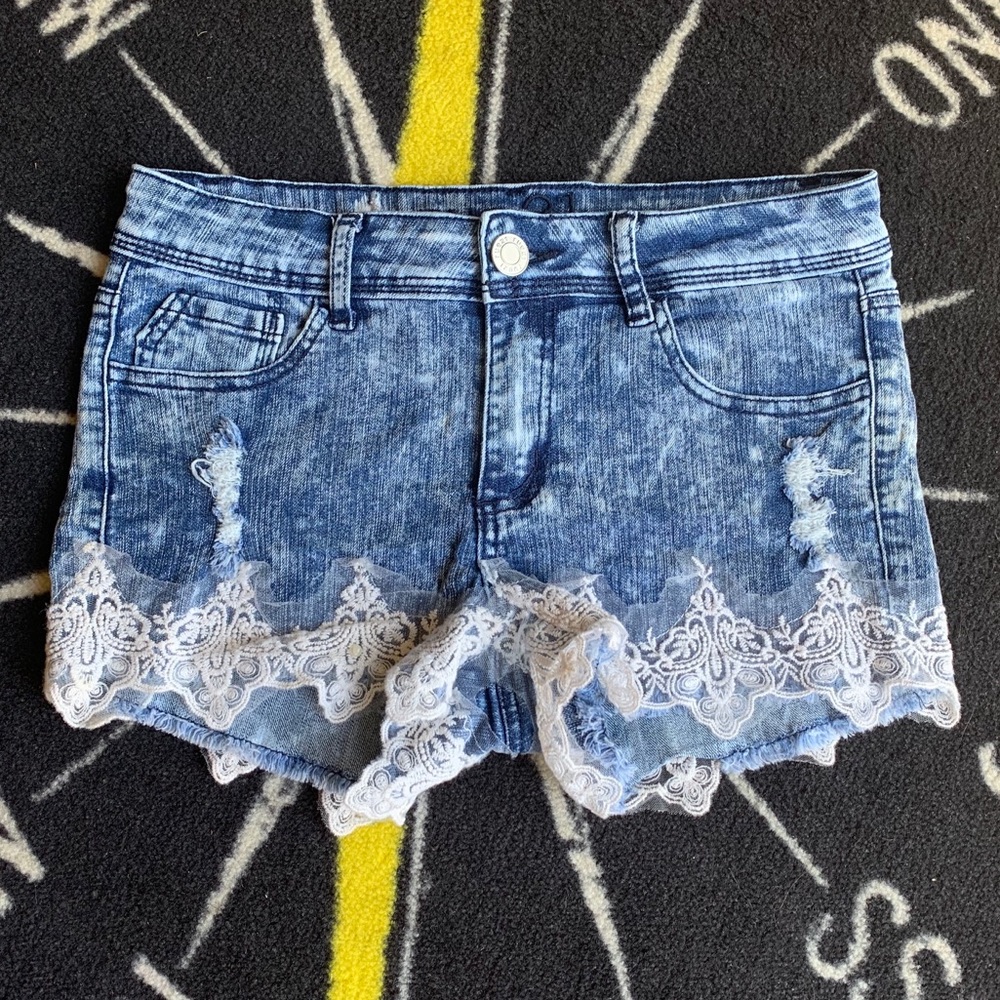 (FREE with purchase) Midrise shorts with Lace trim